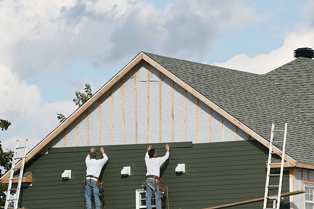 Professional Emergency Siding Repair technician working in Cambridge, IL